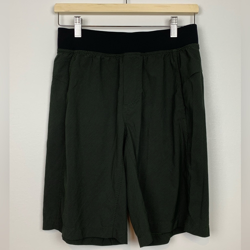Lululemon Shorts Men’s Dark Green Black Stripes Size Small Running Activewear